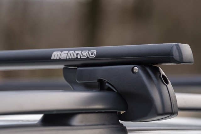 MENABO ΜΠΑΡΕΣ ΟΡΟΦΗΣ ΑΛΟΥΜΙΝΙΟΥ SHERMAN BLACK 120 cm ΣΕ ΜΑΥΡΟ ΧΡΩΜΑ ΓΙΑ Volkswagen Passat (B7) Variant 5 doors 2011>2014 ΜΕ RAISED RAILS (Παράλληλες Μπάρες με Κενό) - 2 ΤΕΜ. (12280/MB)